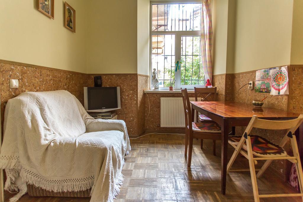 Magic Bus Hostel Lviv Bagian luar foto