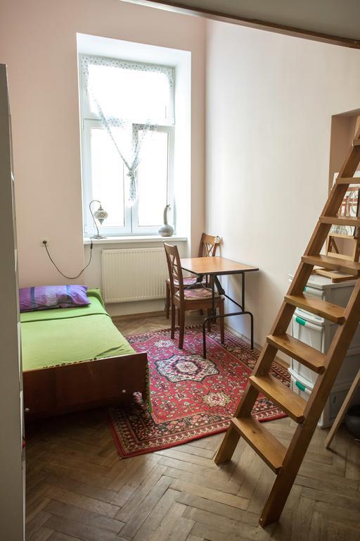 Magic Bus Hostel Lviv Ruang foto